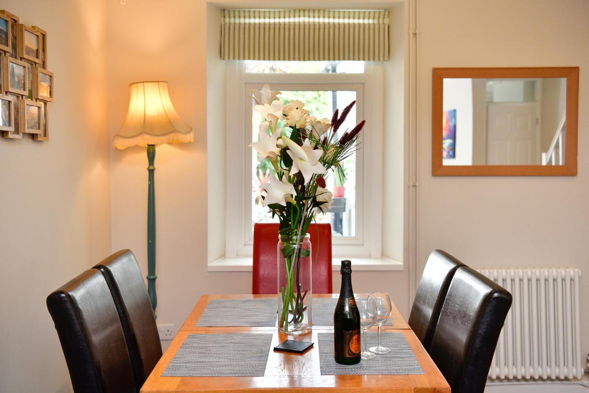 Free Parking - Heart Of The City - Superb Townhouse & Garden - Peaceful Area But Only 5Min Walk To Beach, Shops, Bars, Arena, Marina, Parks 스완지 외부 사진
