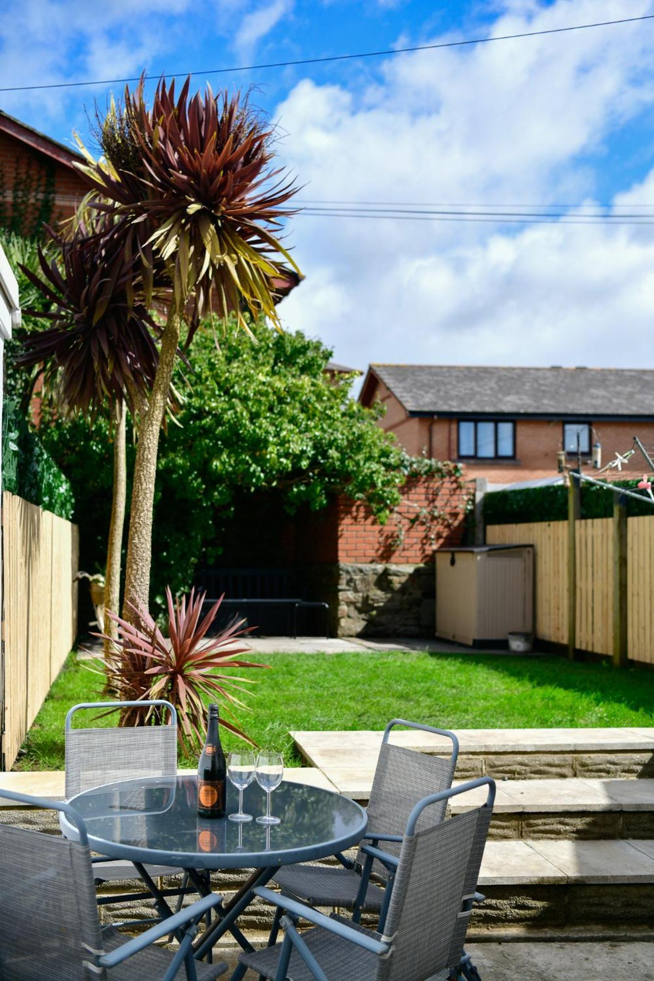 Free Parking - Heart Of The City - Superb Townhouse & Garden - Peaceful Area But Only 5Min Walk To Beach, Shops, Bars, Arena, Marina, Parks 스완지 외부 사진